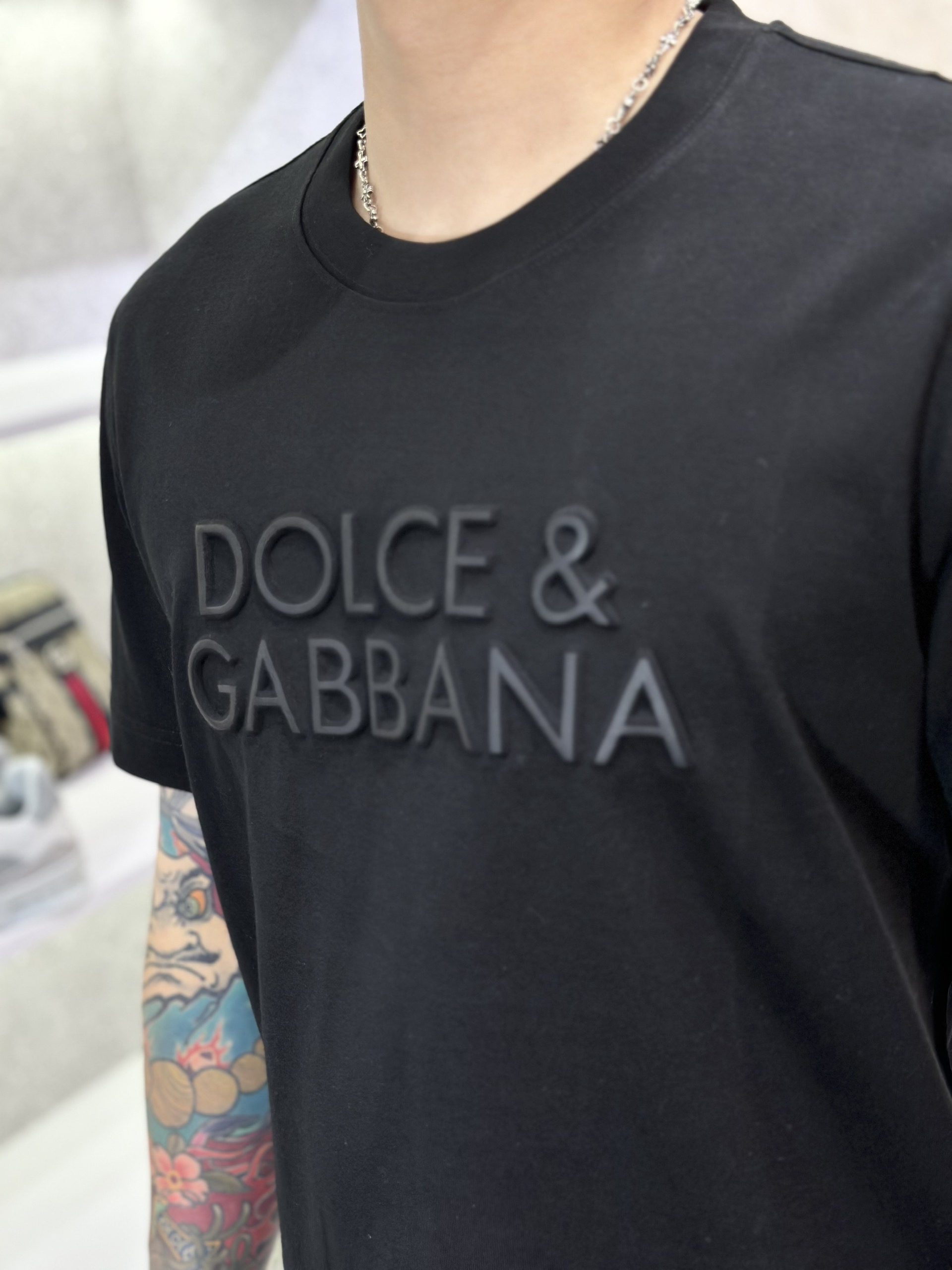 Áo phông T-shirt Dolce Gabbana DG Đen logo chữ nổi ngực Like Auth on web VTN
